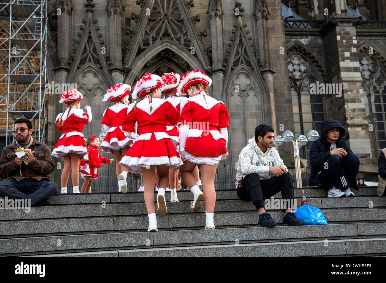 Karneval, Mitglieder eines Kindertanzkorps auf der Treppe vom Hauptbahnhof zum Dom, Köln. ###NUR REDAKTIONELLE VERWENDUNG### KARNEV Stockfoto