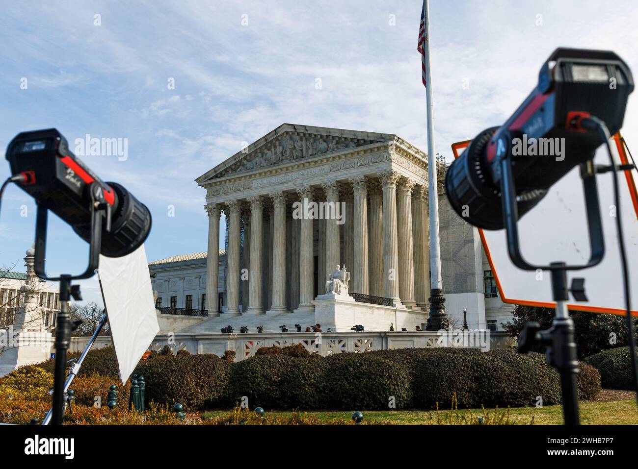 Washington, USA. Februar 2024. Pressevertreter vor dem Obersten Gerichtshof in Washington, DC, USA, 8. Februar 2024. Der Oberste Gerichtshof der Vereinigten Staaten begann am Donnerstag, den Wahlrechtsfall des ehemaligen Präsidenten Donald Trump zu hören, und die Entscheidung, landesweit Richtlinien festzulegen, stand kurz vor. Quelle: Aaron Schwartz/Xinhua/Alamy Live News Stockfoto