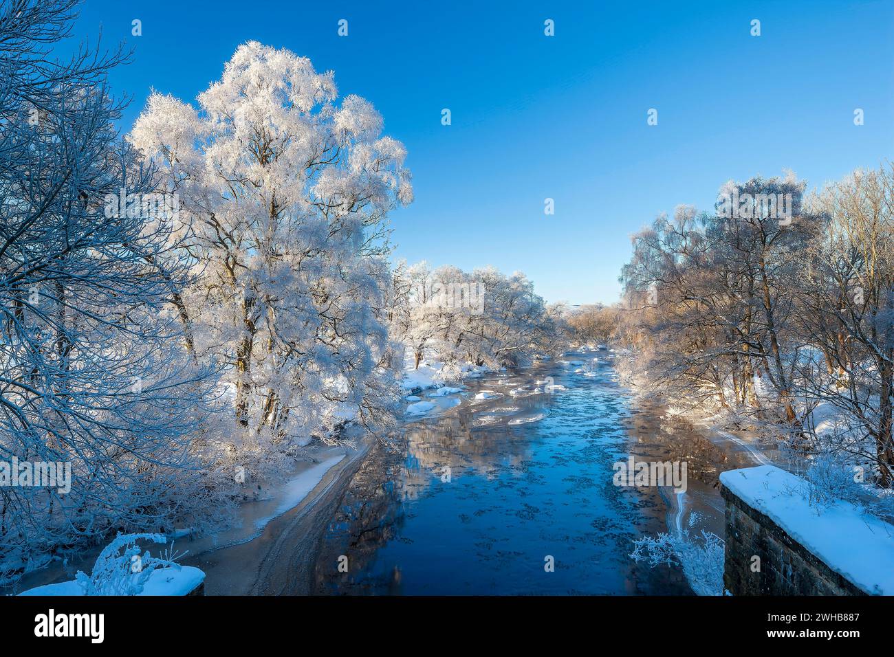 Blick auf den Fluss Rede im Winter im Redesmouth Village Nr Bellingham in Northumberland mit Raureif und blauem Himmel bei minus 15 Grad Temperaturen Stockfoto