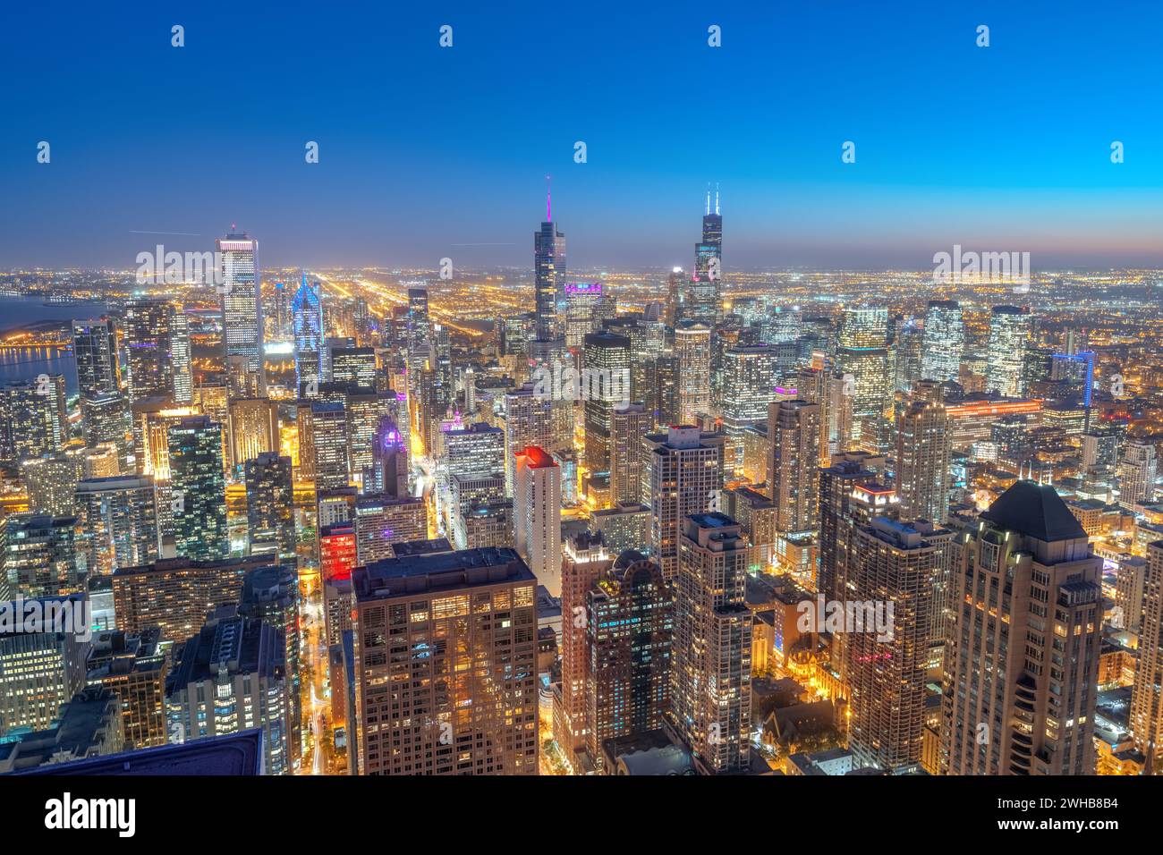 Chicago, Illinois, USA Antenne Stadtbild in Richtung Lake Michigan in der Abenddämmerung. Stockfoto