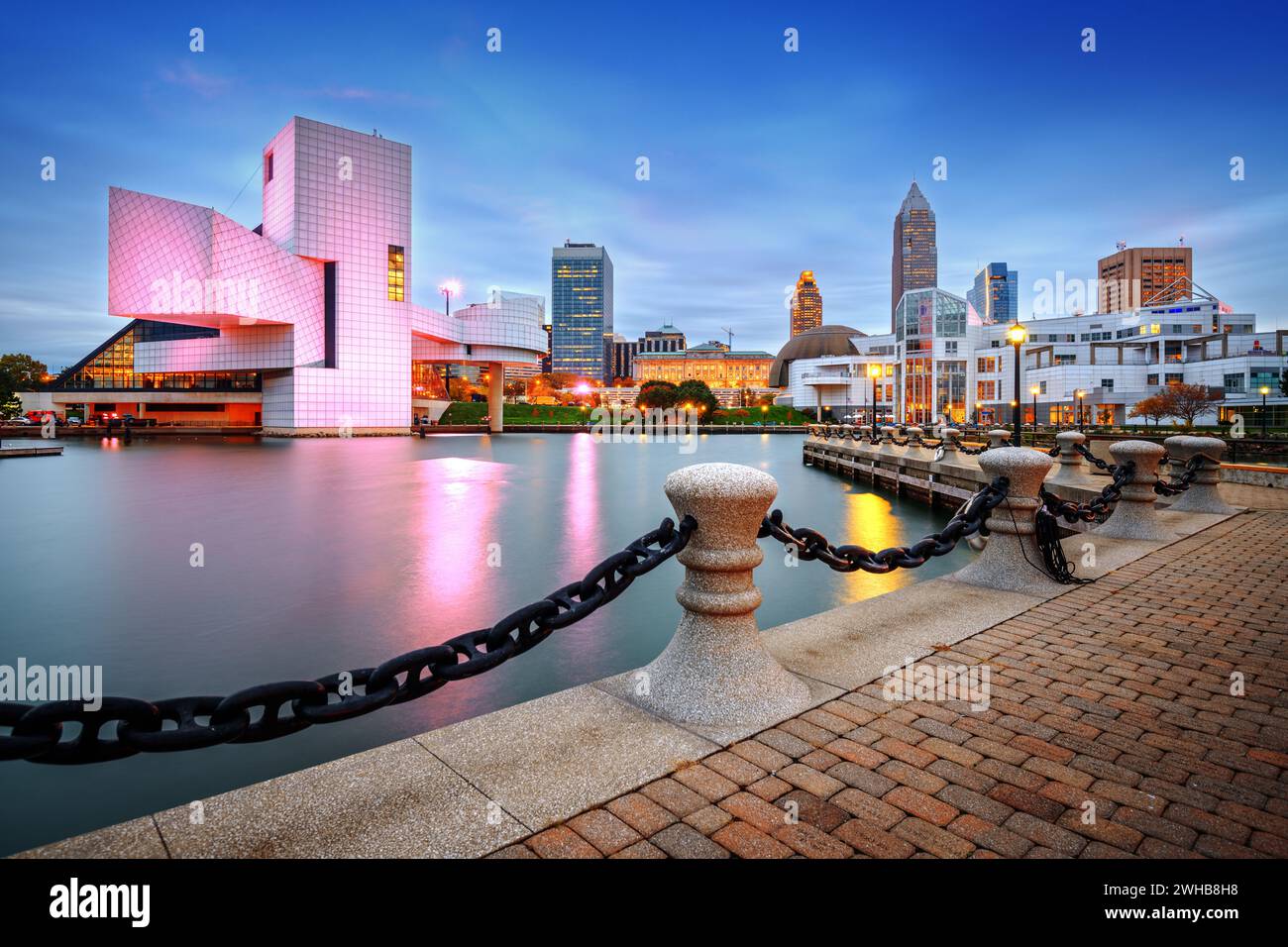 Cleveland, Ohio, USA Downtown Skyline der Stadt und den Hafen bei Dämmerung. Stockfoto