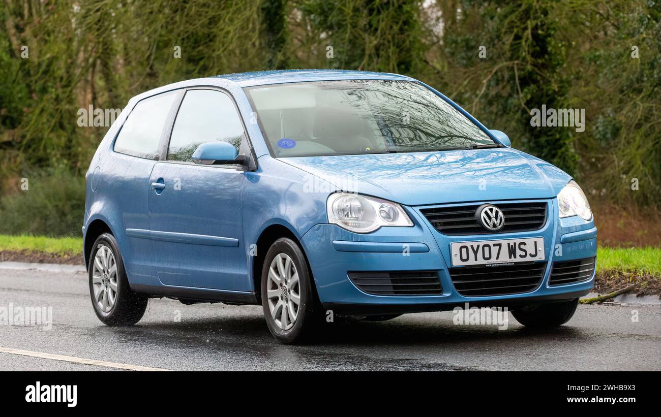 Milton Keynes, UK-Feb 9th 2024: 2007 blaues Volkswagen Polo Auto fährt auf einer englischen Straße Stockfoto