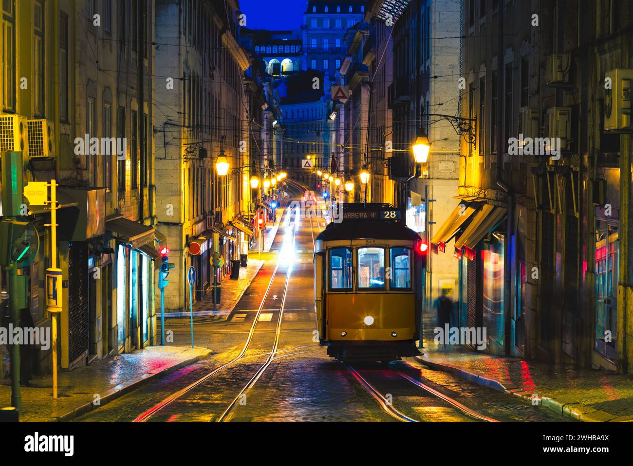 Die gelbe Straßenbahn der Linie 28 in lissabon, portugal bei Nacht Stockfoto