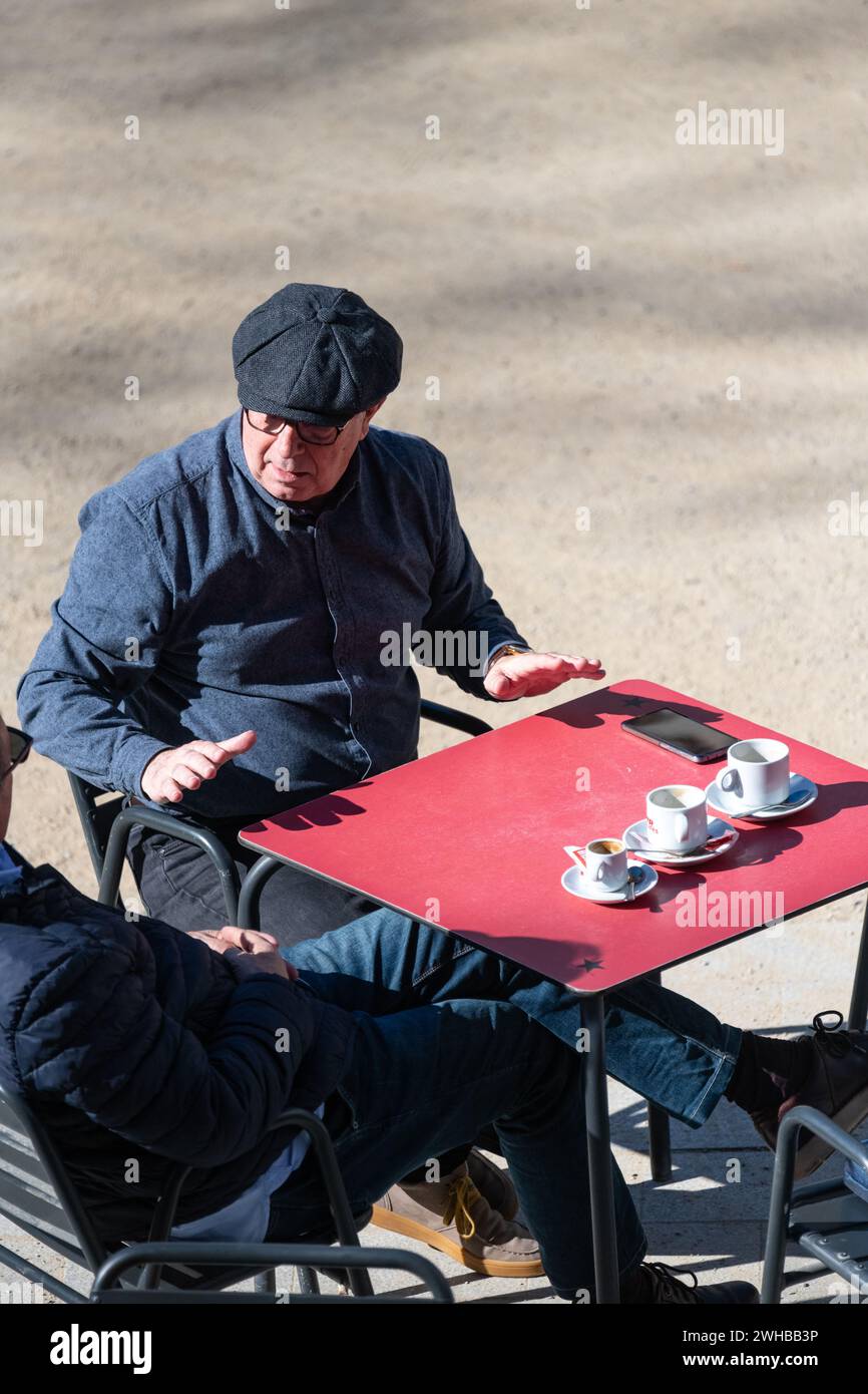 Aufnahme von Barcelonas Café-Szene, in der sich Freunde treffen, um Gespräche zu führen und das Leben zu besprechen. ©Paul Todd/OUTSIDEIMAGES Stockfoto