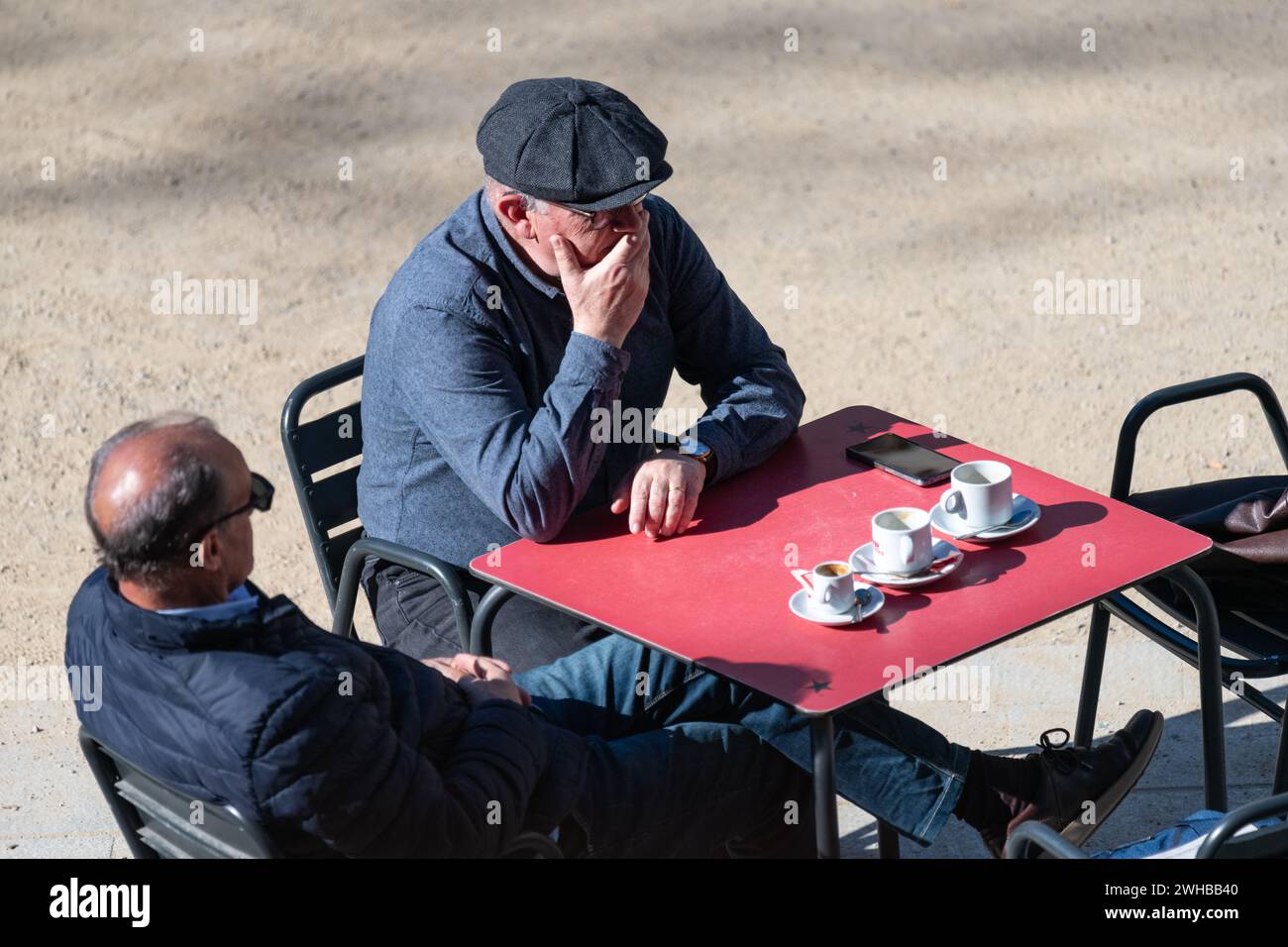 Aufnahme von Barcelonas Café-Szene, in der sich Freunde treffen, um Gespräche zu führen und das Leben zu besprechen. ©Paul Todd/OUTSIDEIMAGES Stockfoto
