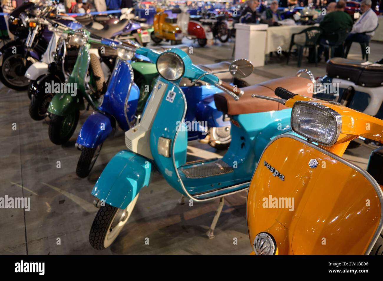 Klassische Vespas auf der klassischen Motorshow Retro Málaga. Spanien. Stockfoto