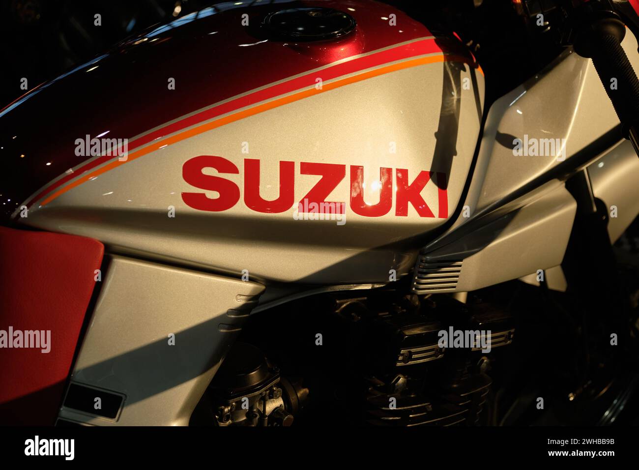 Detail eines Suzuki Motorrads auf der Retro Málaga Motorshow. Stockfoto