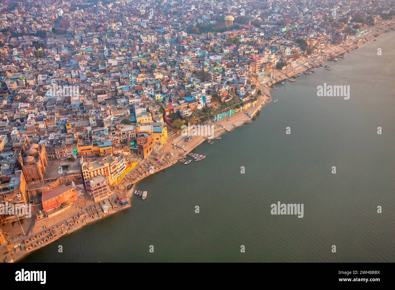 Luftaufnahme von Varanasi, der spirituellen Hauptstadt Indiens, und Ghats in Varanasi am Ganges Fluss in Varanasi, Uttar Pradesh, Indien. Stockfoto