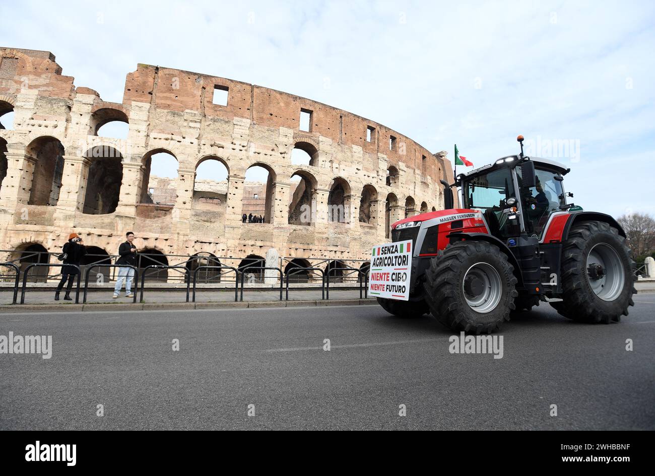 Italien, Rom, 9. Februar 2024: Demonstration der Bauern, Traktoren paraden vor dem Kolosseum, sie protestieren gegen die europäische Agrarpolitik Foto © Fabio Cimaglia/Sintesi/Alamy Live News Stockfoto