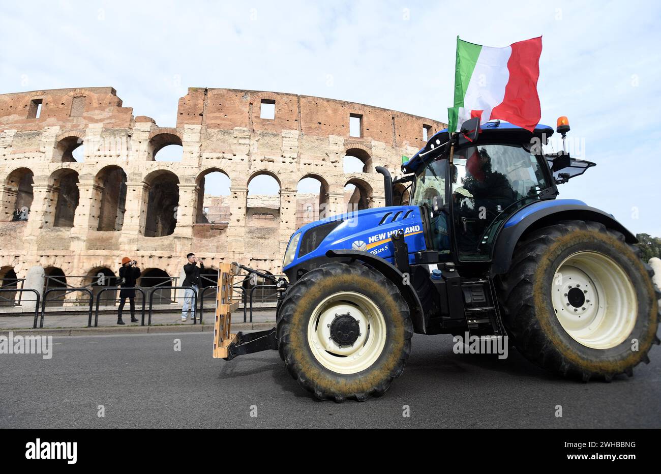 Italien, Rom, 9. Februar 2024: Demonstration der Bauern, Traktoren paraden vor dem Kolosseum, sie protestieren gegen die europäische Agrarpolitik Foto © Fabio Cimaglia/Sintesi/Alamy Live News Stockfoto