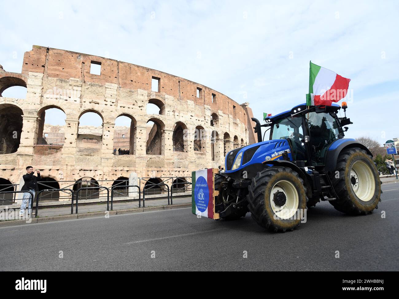 Italien, Rom, 9. Februar 2024: Demonstration der Bauern, Traktoren paraden vor dem Kolosseum, sie protestieren gegen die europäische Agrarpolitik Foto © Fabio Cimaglia/Sintesi/Alamy Live News Stockfoto