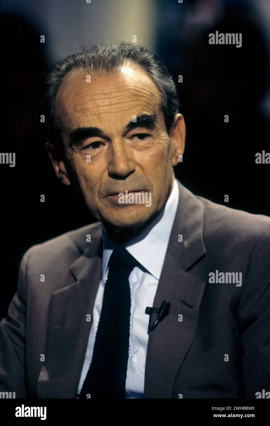 Paris, Frankreich. Februar 2024. Aktenfoto undatiert von Robert Badinter. Robert Badinter, ein ehemaliger Justizminister, der 1981 in Frankreich die Guillotine abschaffte, starb am Freitag im Alter von 95 Jahren. Als Rechtsanwalt und Menschenrechtsaktivist führte Badinter im Mai 1981 große Gesetzesreformen ein, nachdem der Sozialist Francois Mitterrand, ein früherer selbstbekennender Gegner der Todesstrafe, zum Präsidenten gewählt wurde und ihn zum Justizminister machte. Foto: APS-Medias/ABACAPRESS.COM Credit: Abaca Press/Alamy Live News Stockfoto