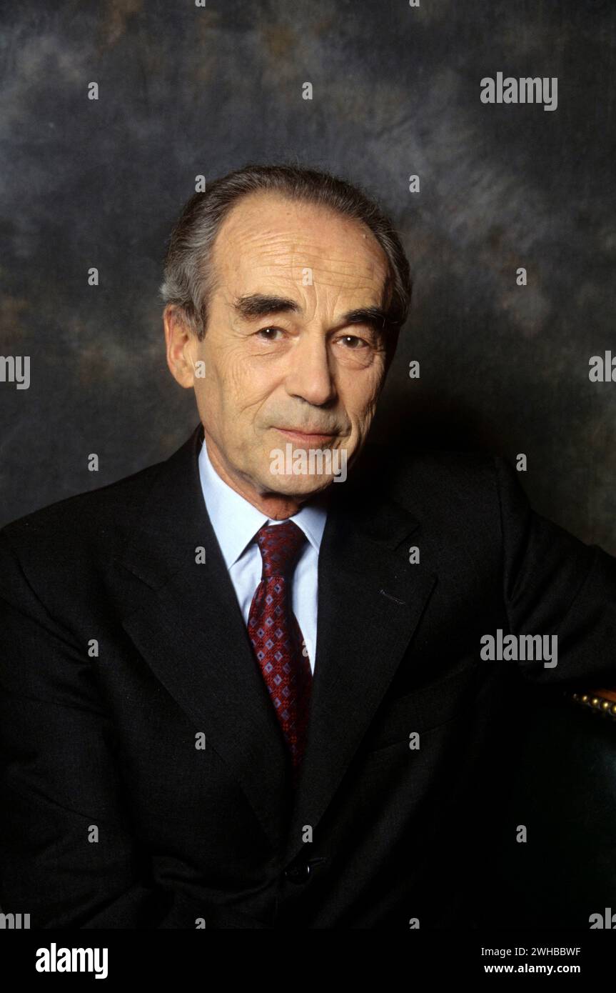 Paris, Frankreich. Februar 2024. Aktenfoto undatiert von Robert Badinter. Robert Badinter, ein ehemaliger Justizminister, der 1981 in Frankreich die Guillotine abschaffte, starb am Freitag im Alter von 95 Jahren. Als Rechtsanwalt und Menschenrechtsaktivist führte Badinter im Mai 1981 große Gesetzesreformen ein, nachdem der Sozialist Francois Mitterrand, ein früherer selbstbekennender Gegner der Todesstrafe, zum Präsidenten gewählt wurde und ihn zum Justizminister machte. Foto: APS-Medias/ABACAPRESS.COM Credit: Abaca Press/Alamy Live News Stockfoto