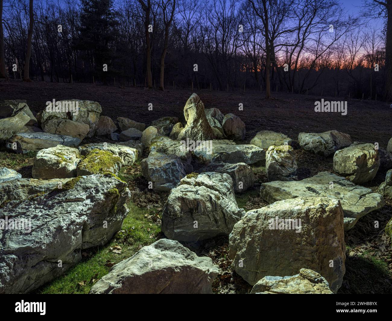 Feld der großen Felsen und Felsbrocken mit dramatischem Licht bei Nacht, Pennsylvania USA Stockfoto