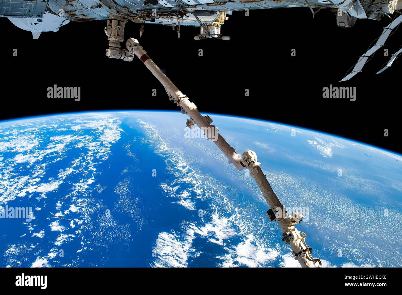 Teil des ISS-Rumpfes und der Planet Earth-Landschaft. Stockfoto