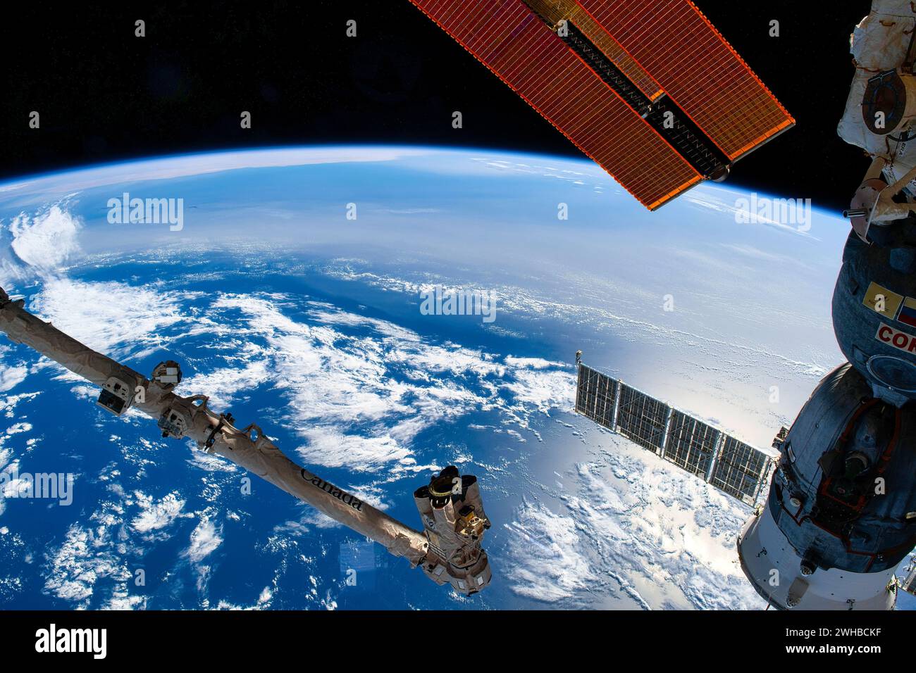 Teil des ISS-Rumpfes und der Planet Earth-Landschaft. Stockfoto