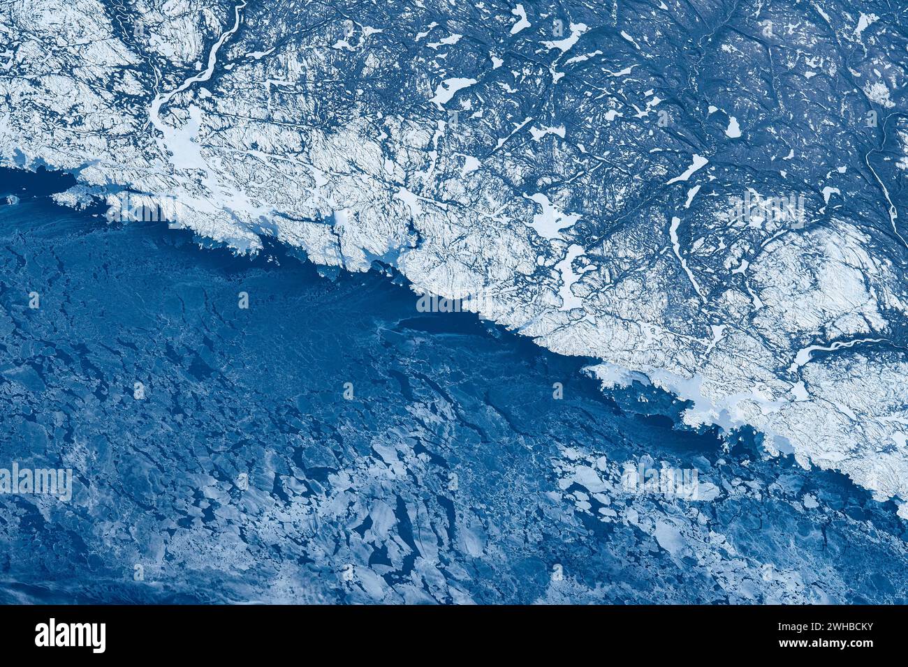 Winterwetter und Schnee über Land Stockfoto