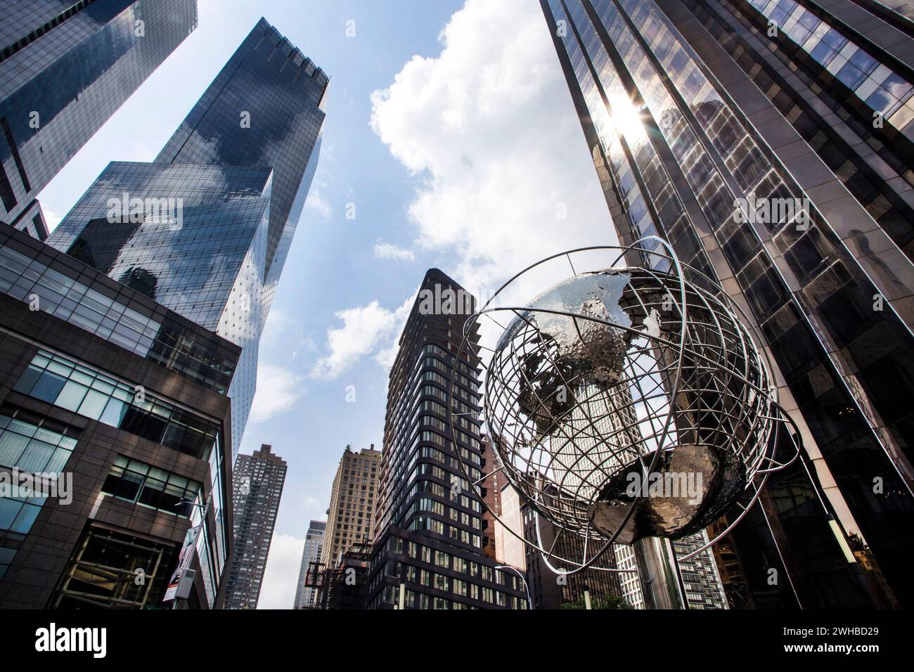 New York City: Globe-Skulptur am Columbus Circle in Manhattan Stockfoto