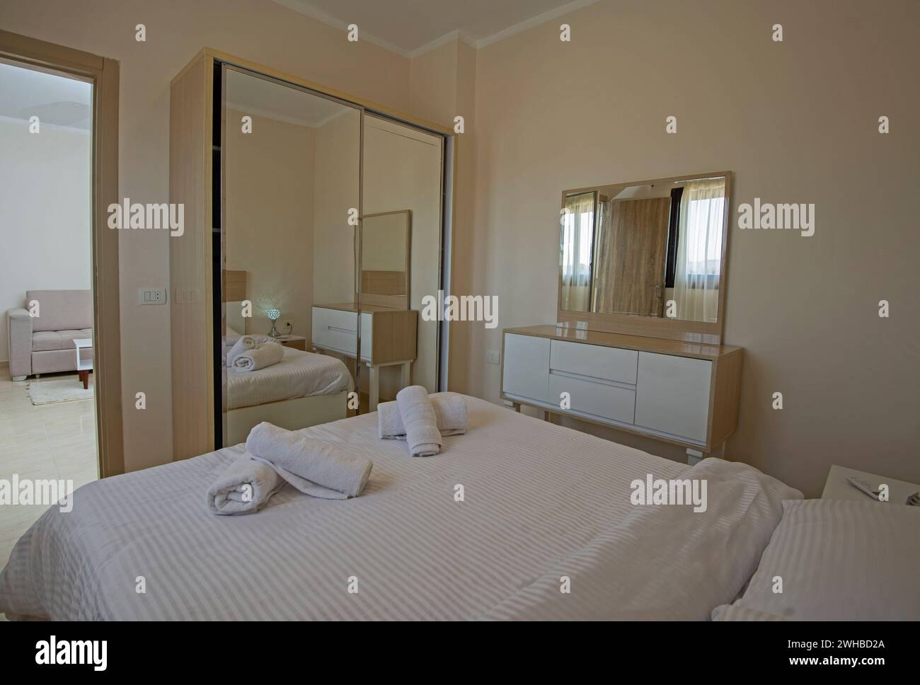 Innenarchitektur Dekormöbel von Luxus zeigen Heim Schlafzimmer mit Möbeln und Doppelbett mit Kleiderschrank Stockfoto