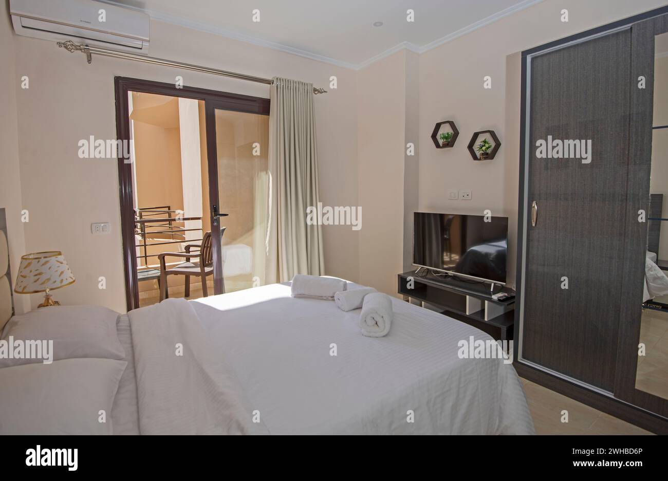 Interior Design Einrichtung Einrichtung von Luxus zeigen home Schlafzimmer mit Möbeln und Doppelbett mit Balkon Stockfoto