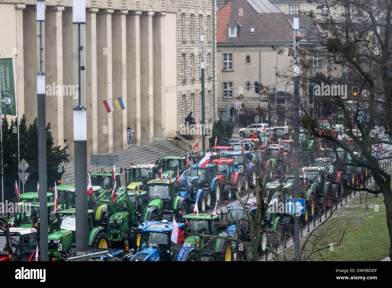 Posen, Polen, 9. Februar 2024. Bauern aus der Region Großpolen in Westpolen fahren mit ihren Traktoren, während sie die Aleja Niepodleglosci Straße im Zentrum von Poznań, der Hauptstadt Großpolens während des landesweiten Streiks der Bauern blockieren. Der Protest in Polen ist Teil des Protests der europäischen Landwirte gegen die EU-Verordnungen über den Grünen Deal. Die polnischen Landwirte fordern auch eine Änderung des EU-Abkommens mit der Ukraine über die Einfuhr landwirtschaftlicher Erzeugnisse in die EU. Der Protest in Poznań, der Hauptstadt von Großpolen, wurde von Rola Wielkopolska organisiert und sammelte über tausend Trac Stockfoto