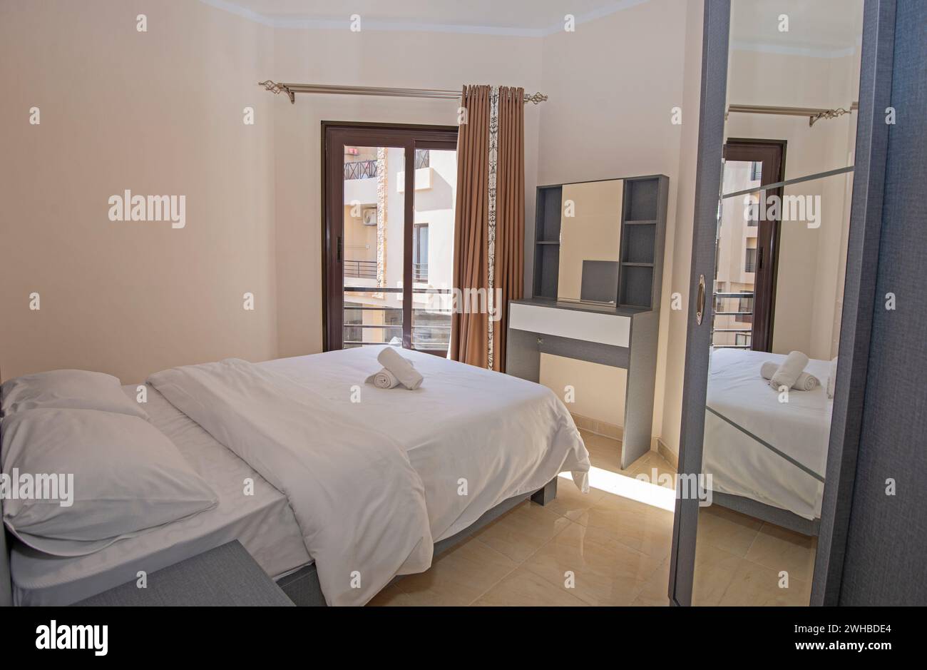 Interior Design Einrichtung Einrichtung von Luxus zeigen home Schlafzimmer mit Möbeln und Doppelbett mit Balkon Stockfoto