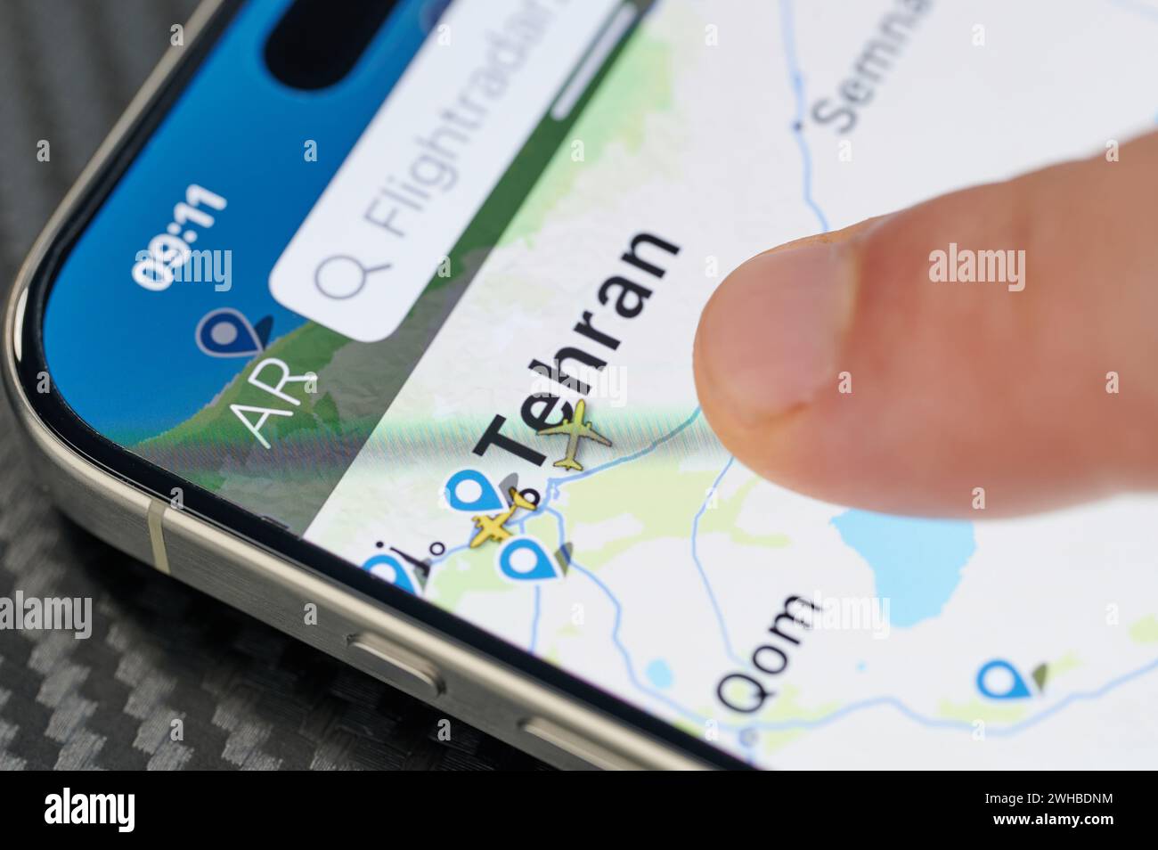 New York, USA - 24. Januar 2024: Flugverkehr in Teheran auf dem Bildschirm iphone 15 Pro max. Nahaufnahme Stockfoto
