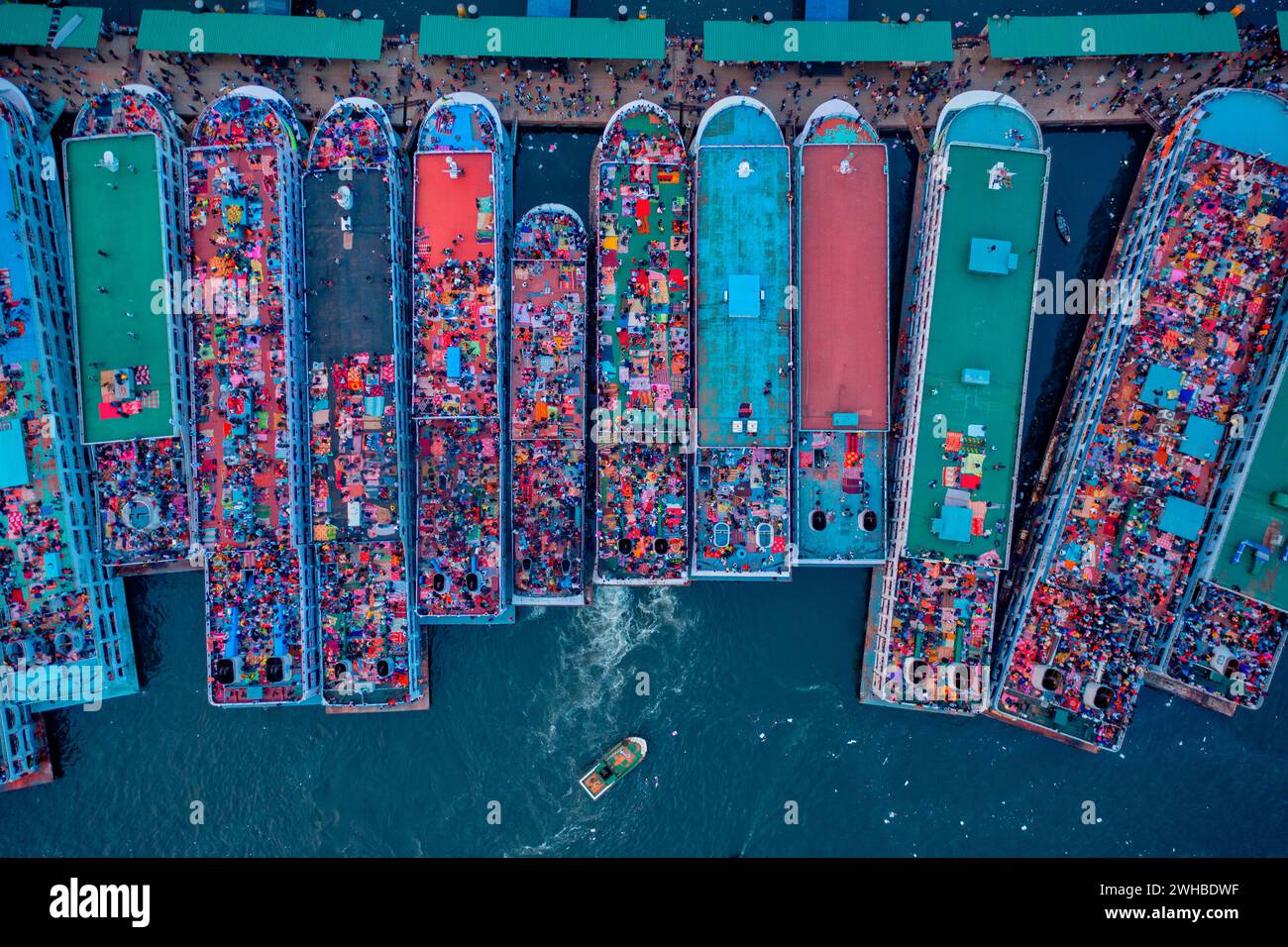 Luftaufnahme von Personen an Bord eines Passagierschiffs entlang des Flusses Buriganga, Dhaka, Bangladesch. Stockfoto