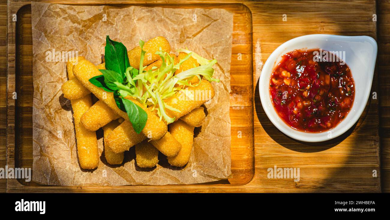 Knusprige Halloumi-Käsestäbchen mit Chili-Sauce. Oberer freiheitsgrad Stockfoto