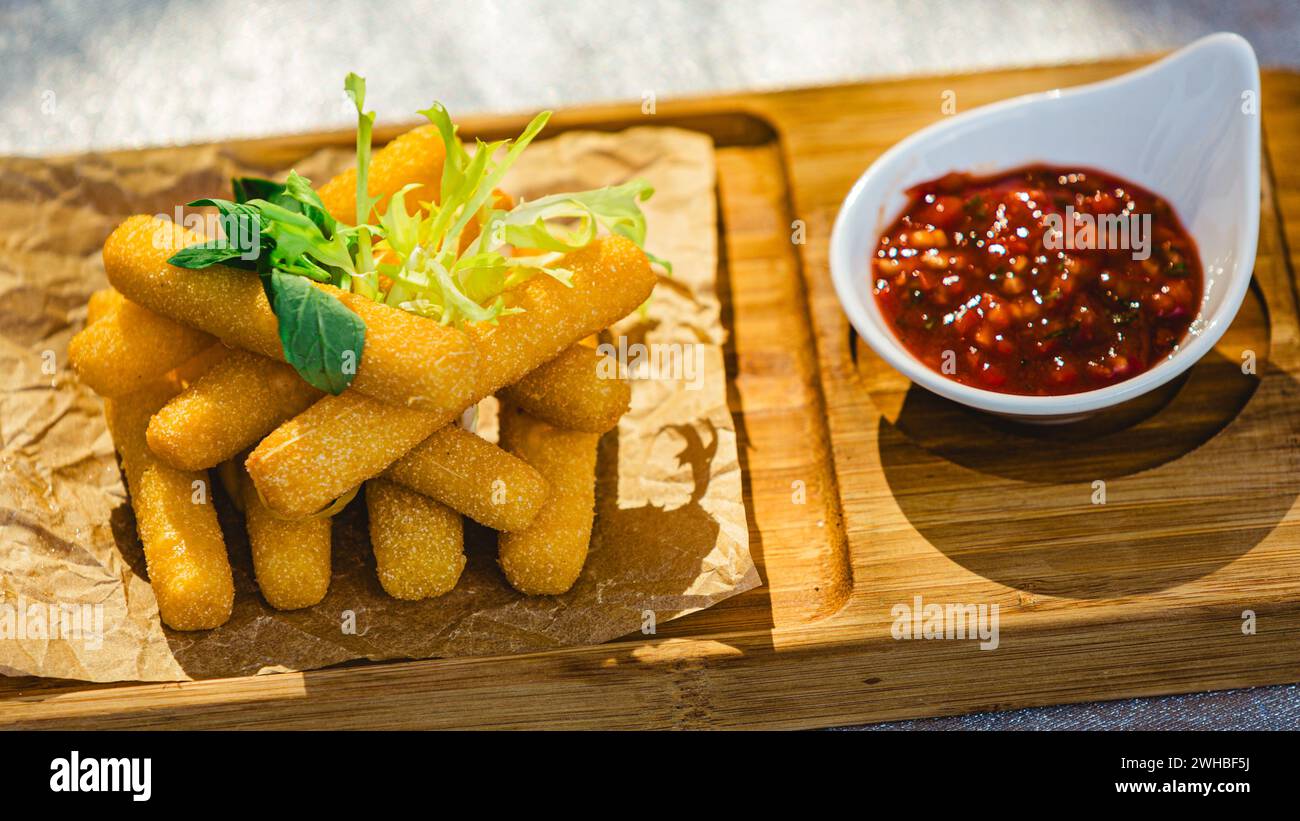 Knusprige Halloumi-Käsestäbchen mit Chili-Sauce. Oberer freiheitsgrad Stockfoto