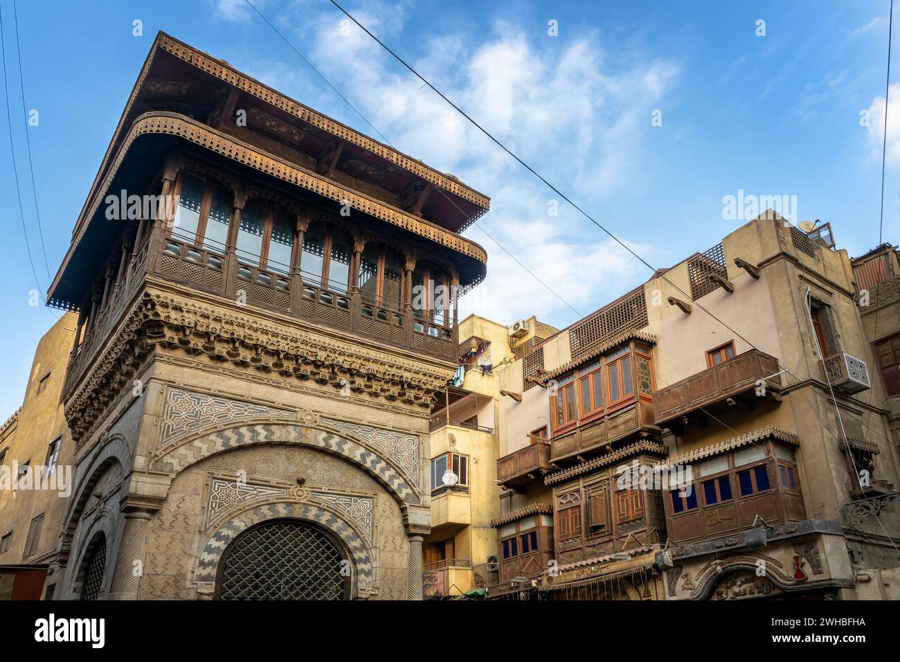 Sabil Kuttab (Brunnen und Schule) von Katkhuda, mittelalterliches Gebäude in der berühmten El Moez Straße, Alt Kairo, Ägypten Stockfoto