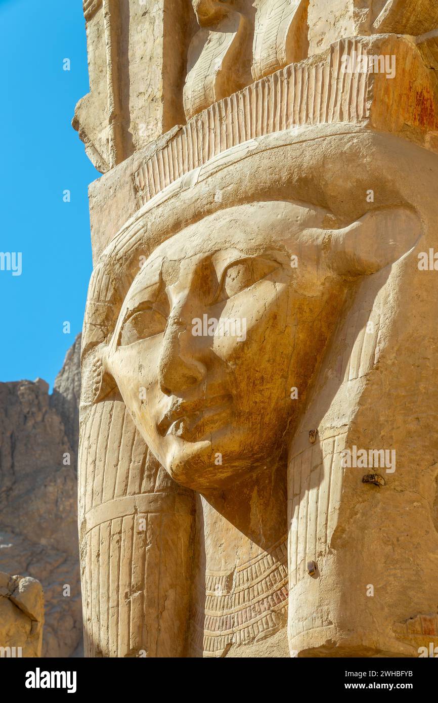Statue der Königin Hatschepsut im Tempel der Hatschepsut bei Luxor, Ägypten Stockfoto