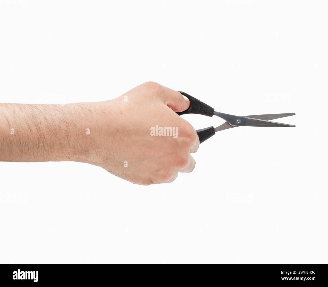 Zugeschnittene Aufnahme einer nicht erkennbaren Männerhand mit einer kleinen Schere auf weißem Hintergrund Stockfoto