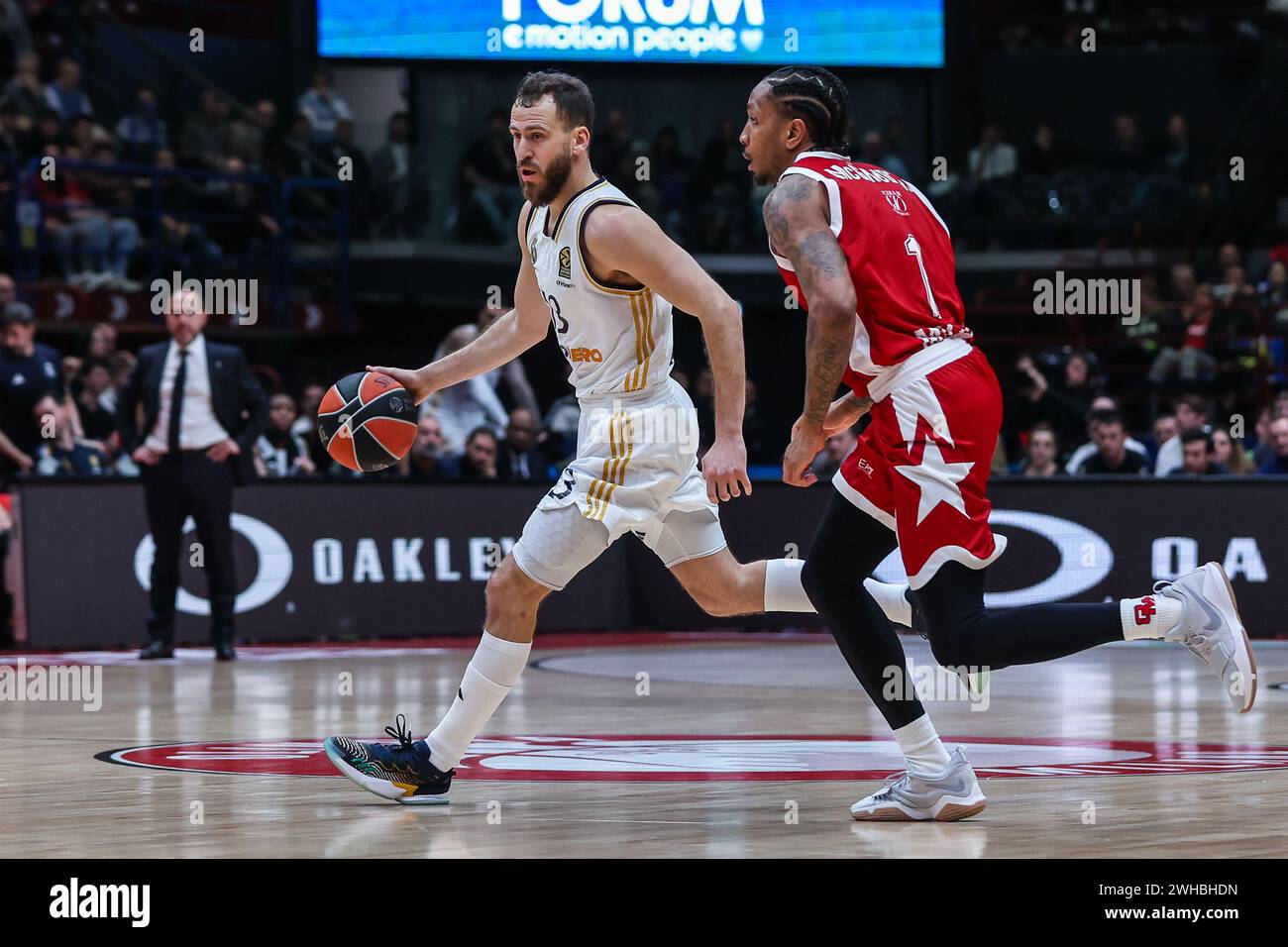 Sergio Rodriguez #13 von Real Madrid (L) und Rodney McGruder #1 von EA7 Emporio Armani Milan (R) in Aktion während der regulären Saison 2023/24 der Turkish Airlines EuroLeague in Runde 26 zwischen EA7 Emporio Armani Milan und Real Madrid im Mediolanum Forum. Endergebnis; EA7 Emporio Armani Mailand 81:76 Real Madrid. Stockfoto