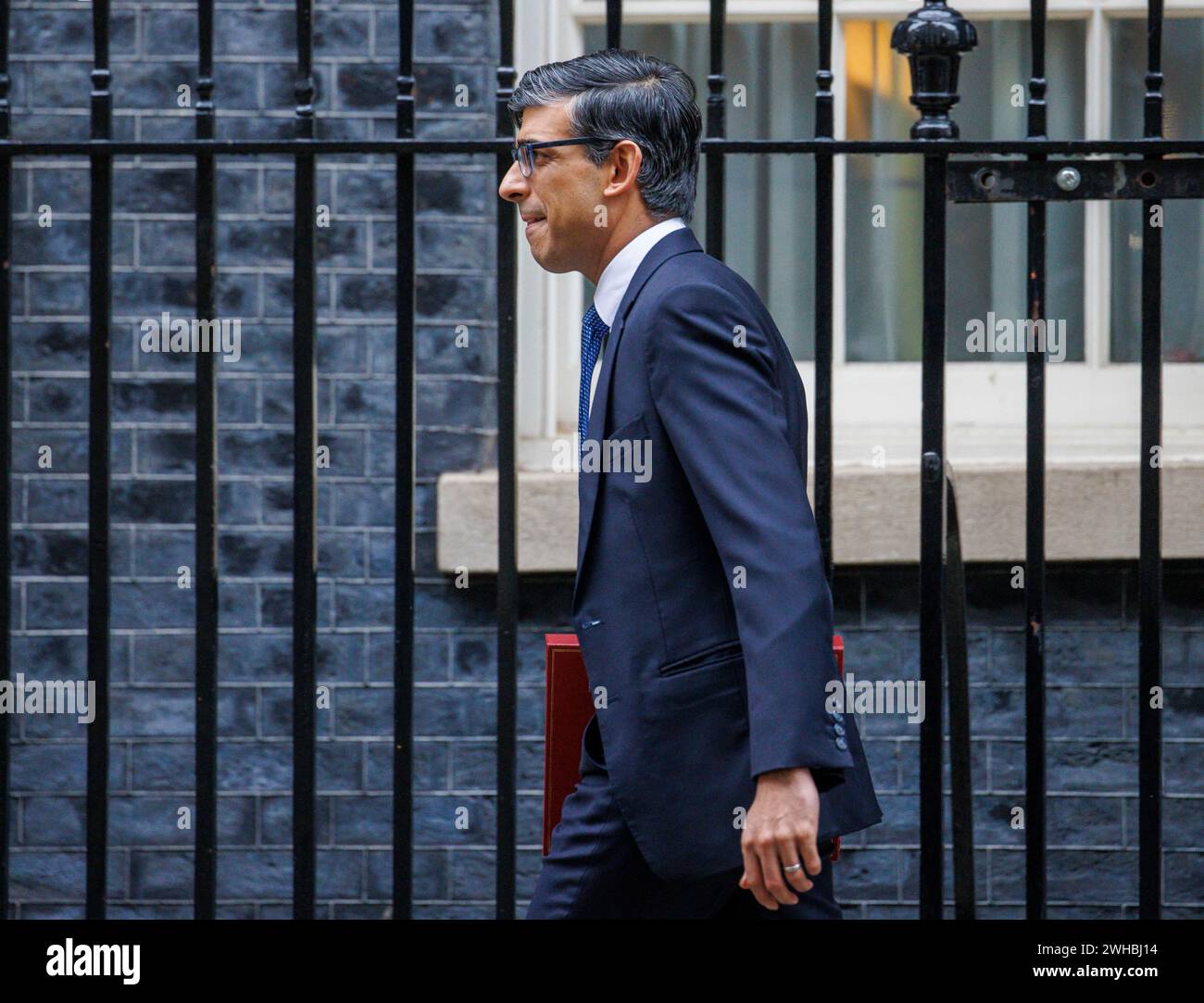 Der britische Premierminister, Rishi Sunak, verlässt Nummer 10, um Fragen zum Premierminister zu stellen. Er wird Sir Keir Starmer für PMQs gegenüberstehen. Stockfoto