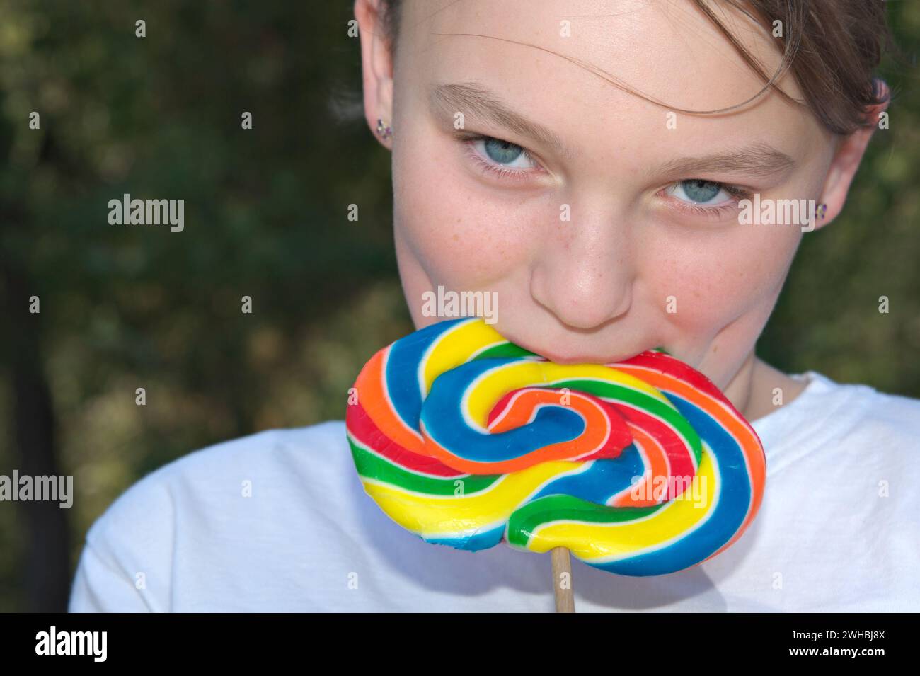 Teenager mit Lutscher Stockfoto Teenager mit Lutscher Stockfoto
