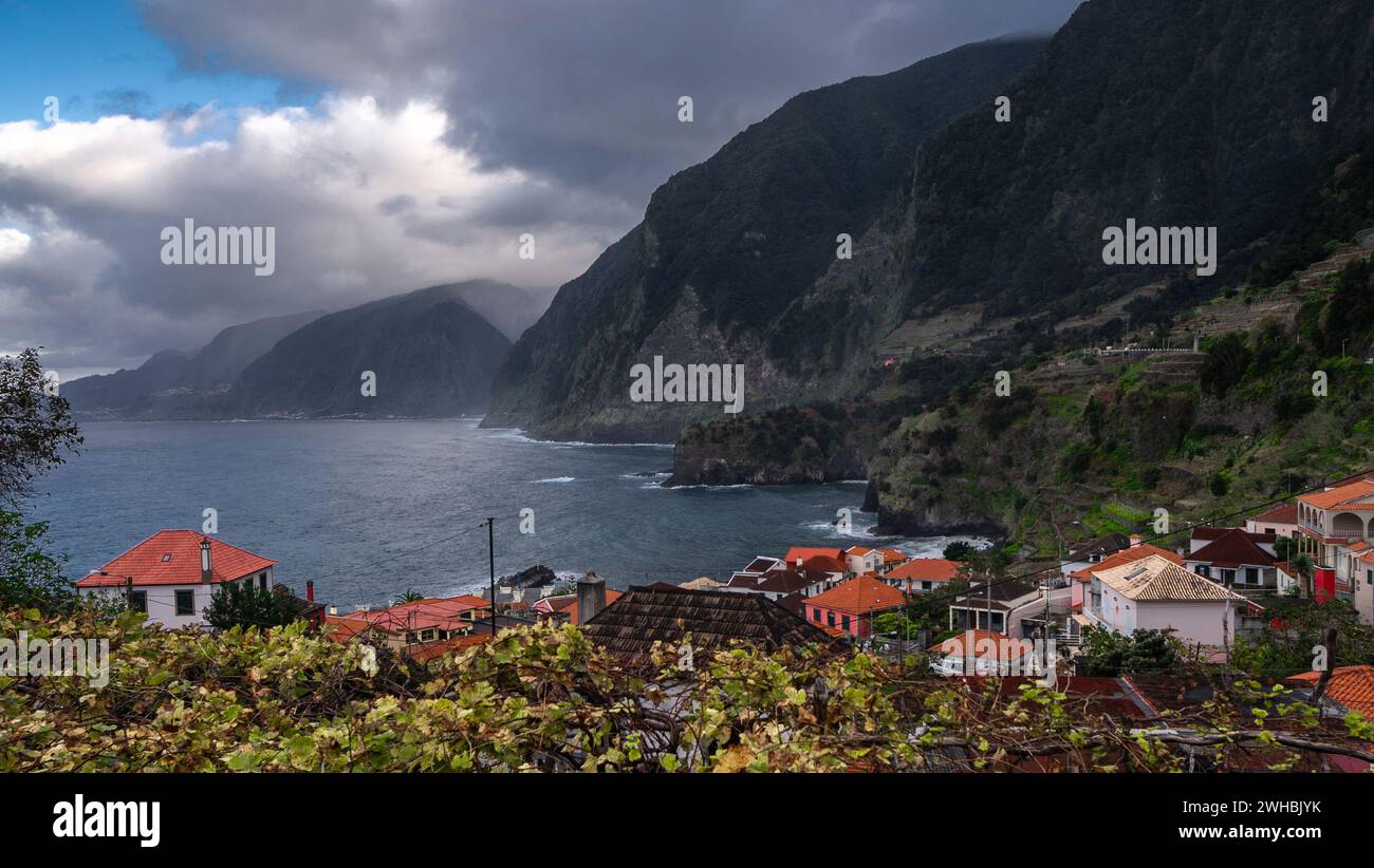 Aussichtspunkt über Seixal Stadt Madeira Portugal an einem bewölkten Tag. Stockfoto