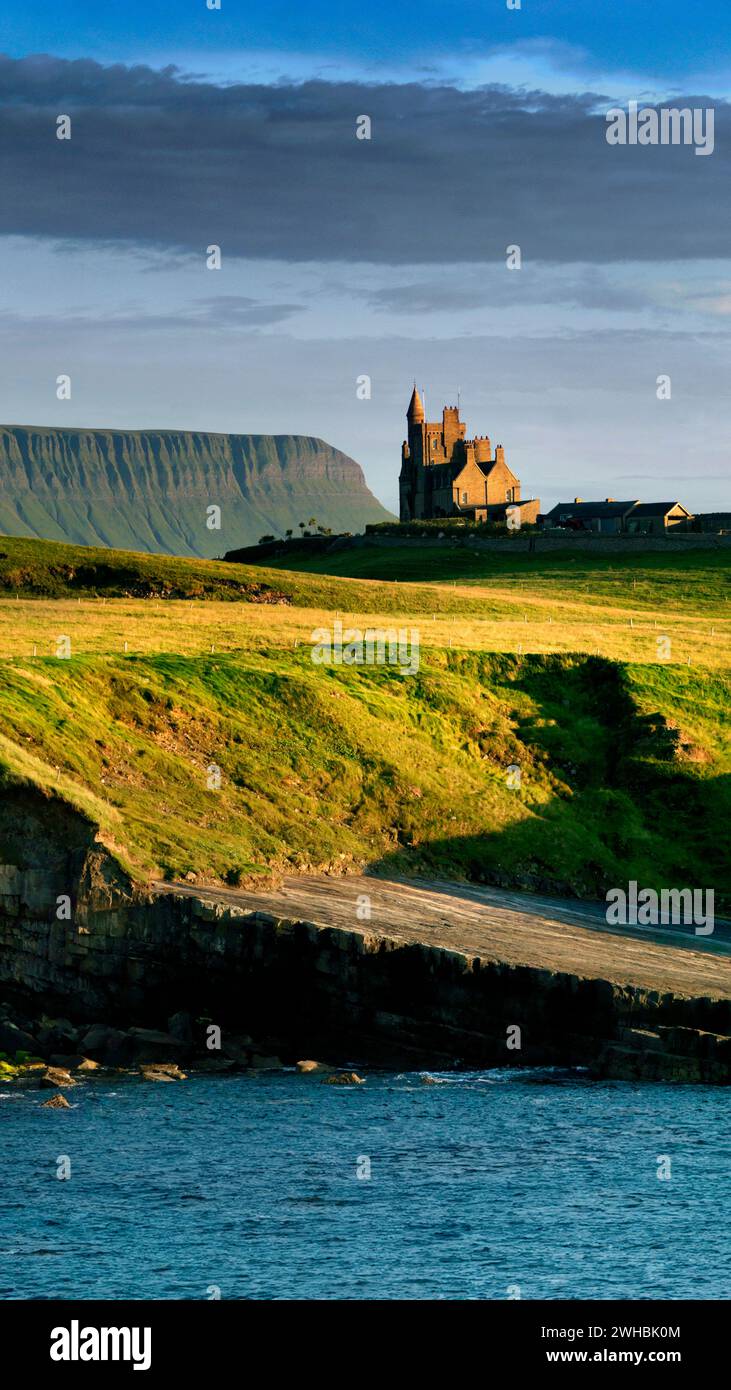 Classiebawn Castle mit Benbulbin Mountain dahinter, County Sligo, Irland Stockfoto
