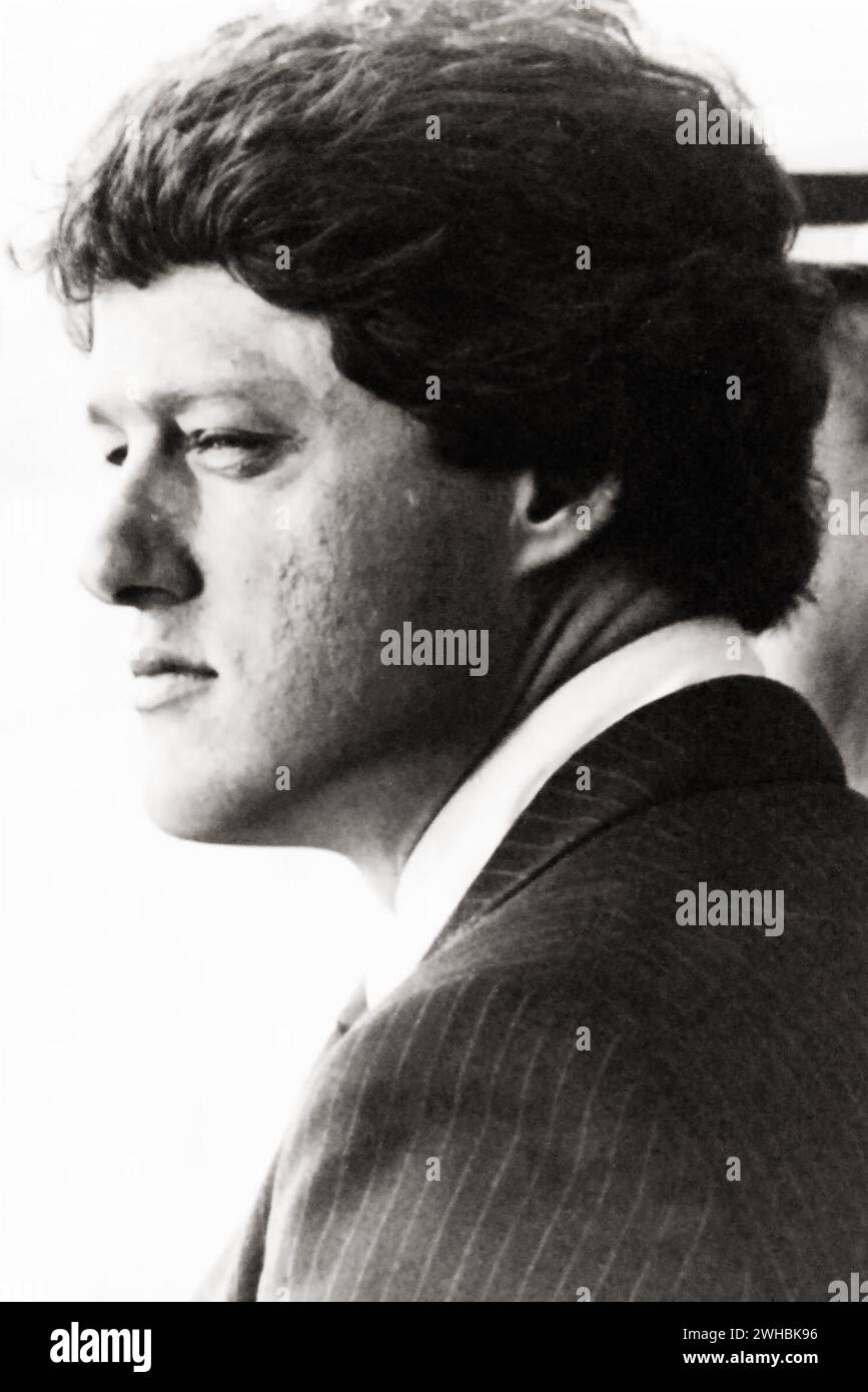 Der Gouverneur von Arkansas, Bill Clinton, wartet auf das Redebeitrag während der Inbetriebnahmezeremonien in Norfolk, Virginia. Clinton war von 1993 bis 2001 42. Präsident der Vereinigten Staaten. Fotografiert von Bradley Miller. Offizielles Foto der US Navy 1980. Stockfoto