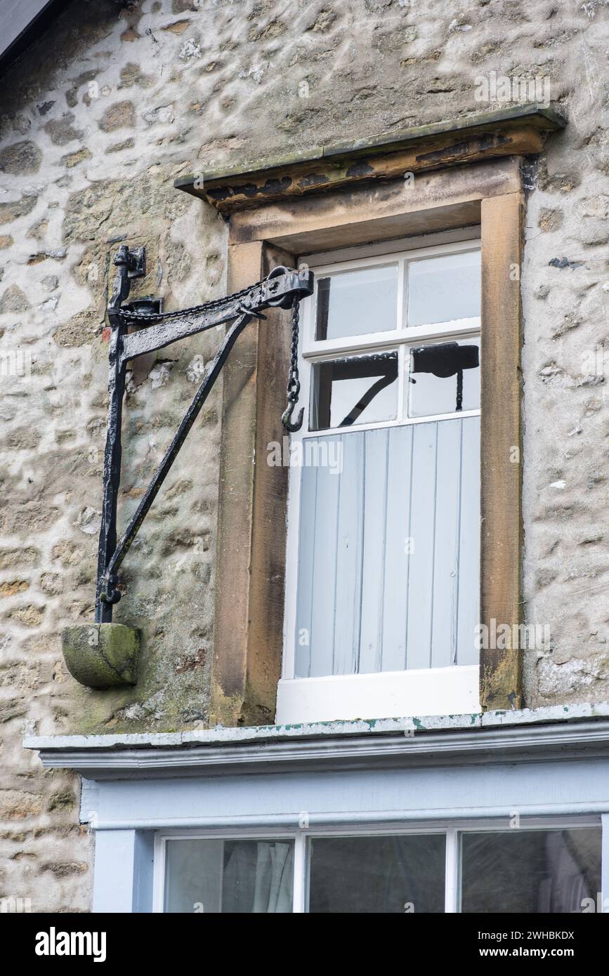 Historisches Artefakt, ein Kran in einem oberen Stockwerk in Victoria St, Upper Settle....beyond Junction Lodge Stockfoto