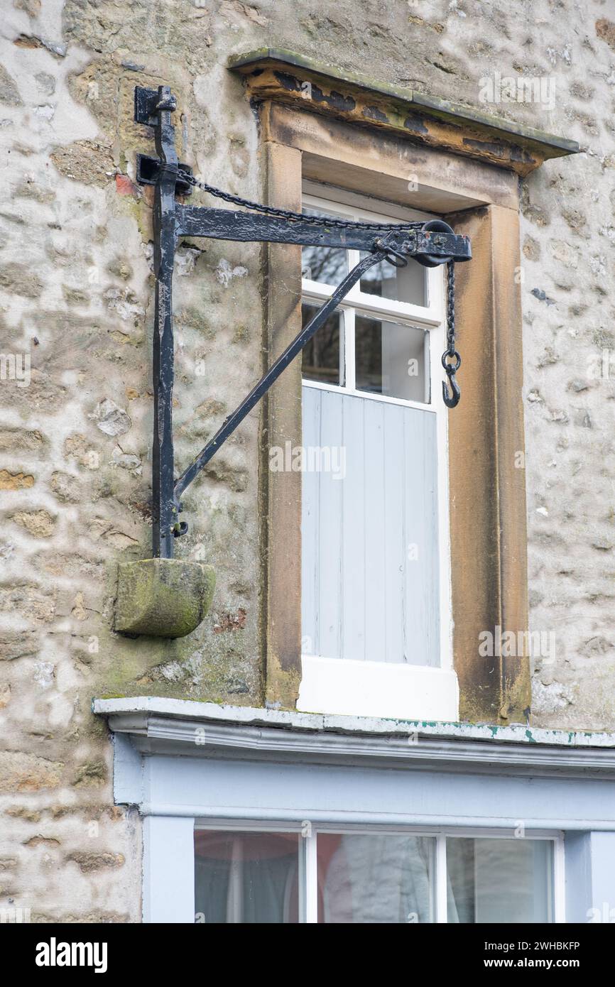 Historisches Artefakt, ein Kran in einem oberen Stockwerk in Victoria St, Upper Settle....beyond Junction Lodge Stockfoto