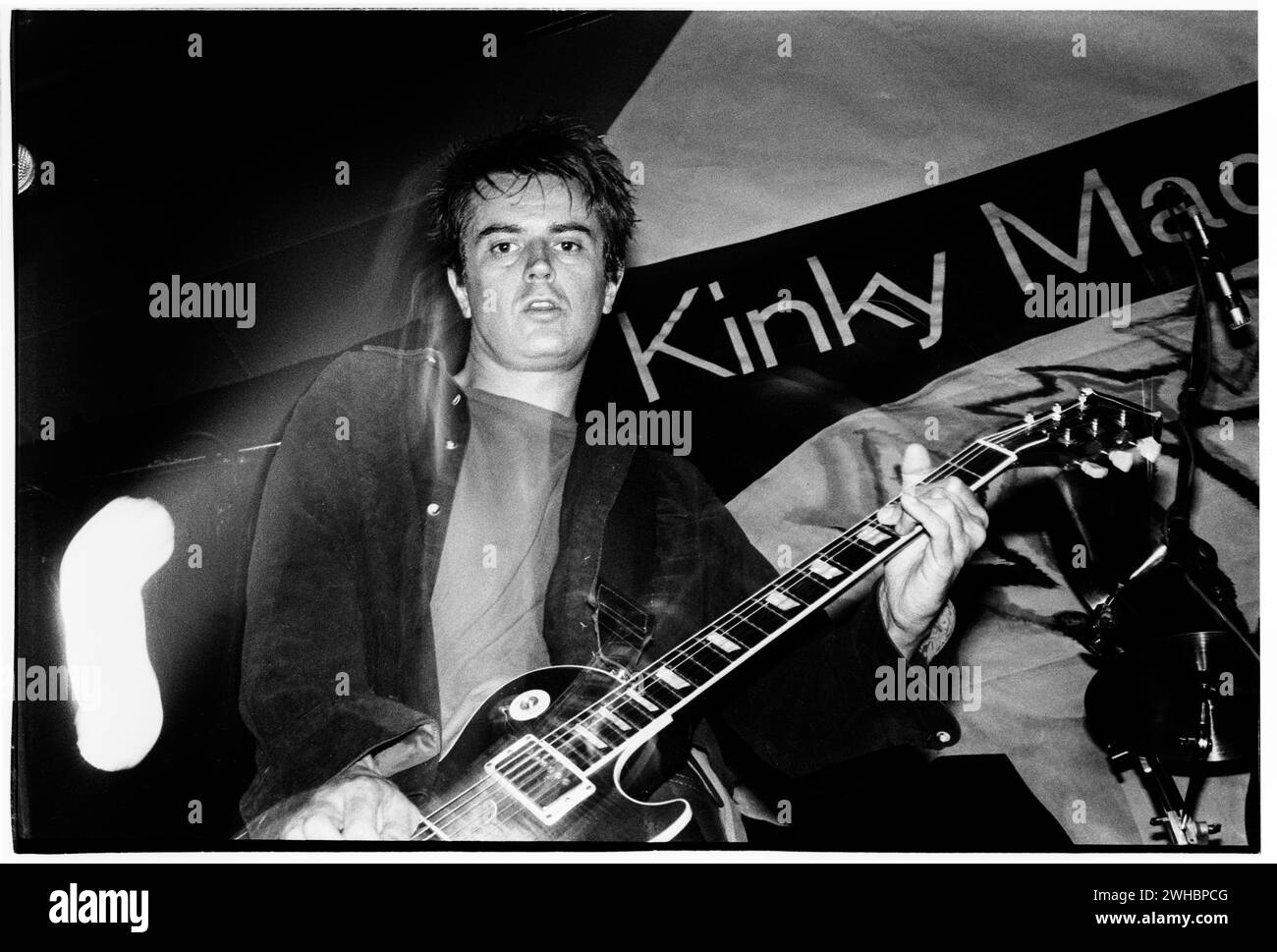 KINKY MACHINE, KONZERT, 1993: Johnny Bull Gitarrist der Rockband Kinky Machine spielt am 28. Mai 1993 am Cardiff University Terminal in Cardiff, Wales. INFO: Kinky Machine, eine britische Alternative-Rock-Band, die in den frühen 90er Jahren gegründet wurde, vermischte Punk-Energie mit melodischen Hooks. Kernmitglieder gründeten Rialto und schlossen sich den Lightning Seeds an. Stockfoto