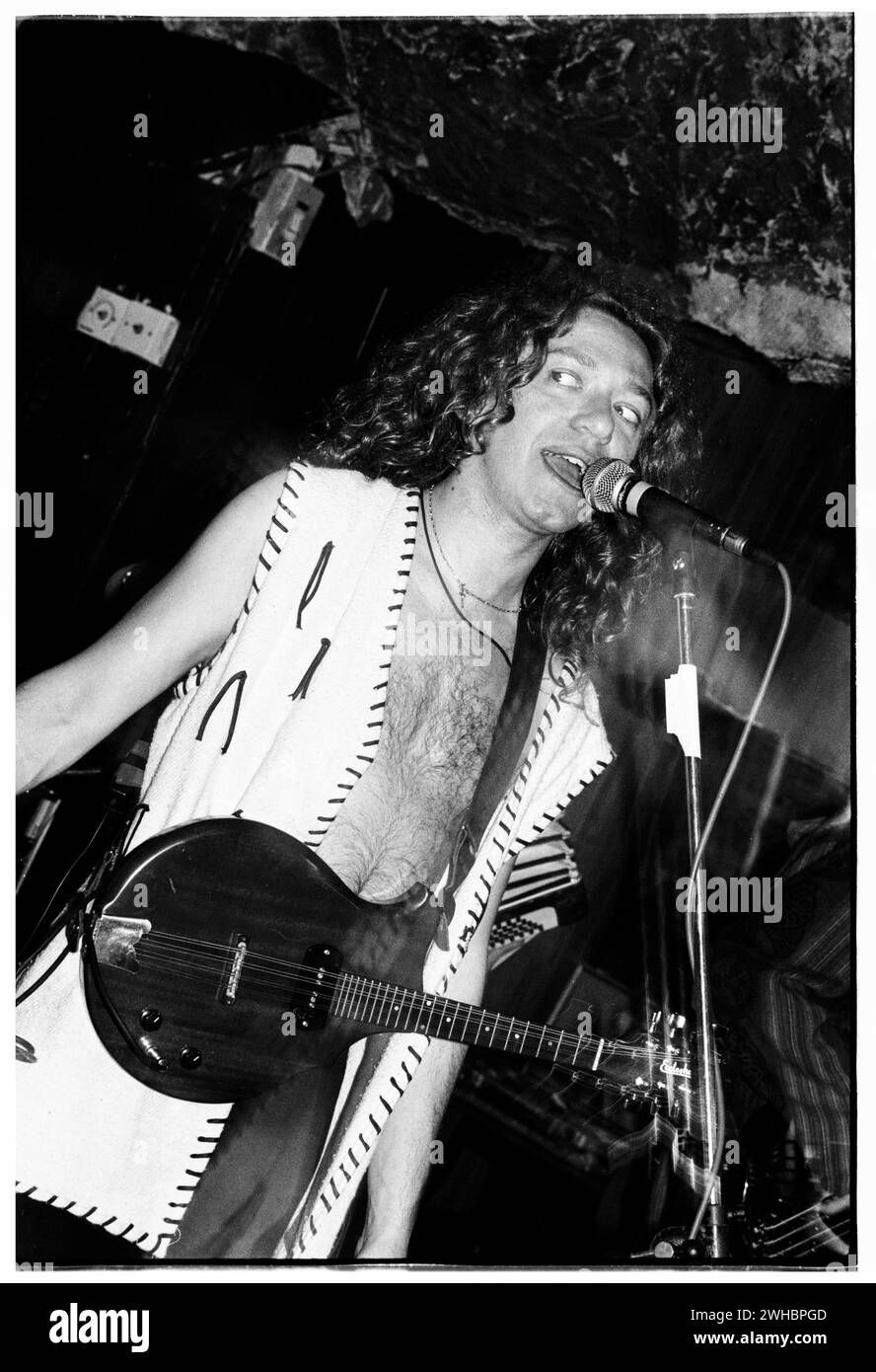 NEWCRANES, KONZERT, 1994: Ein sehr junger Mark Simpson Sänger der Folk-Punkband NEWCRANES, der am 10. Oktober 1994 live bei den legendären TJ’s in Newport, Wales, Großbritannien, spielte. Foto: Rob Watkins. INFO: The Newcranes ist eine britische Folk-Punkband, die in Derby, England gegründet wurde. Sie werden häufig mit den Levellers und anderen zeitgenössischen Folk-Rock-Gruppen wie The Men They Could't Hang verglichen. Stockfoto