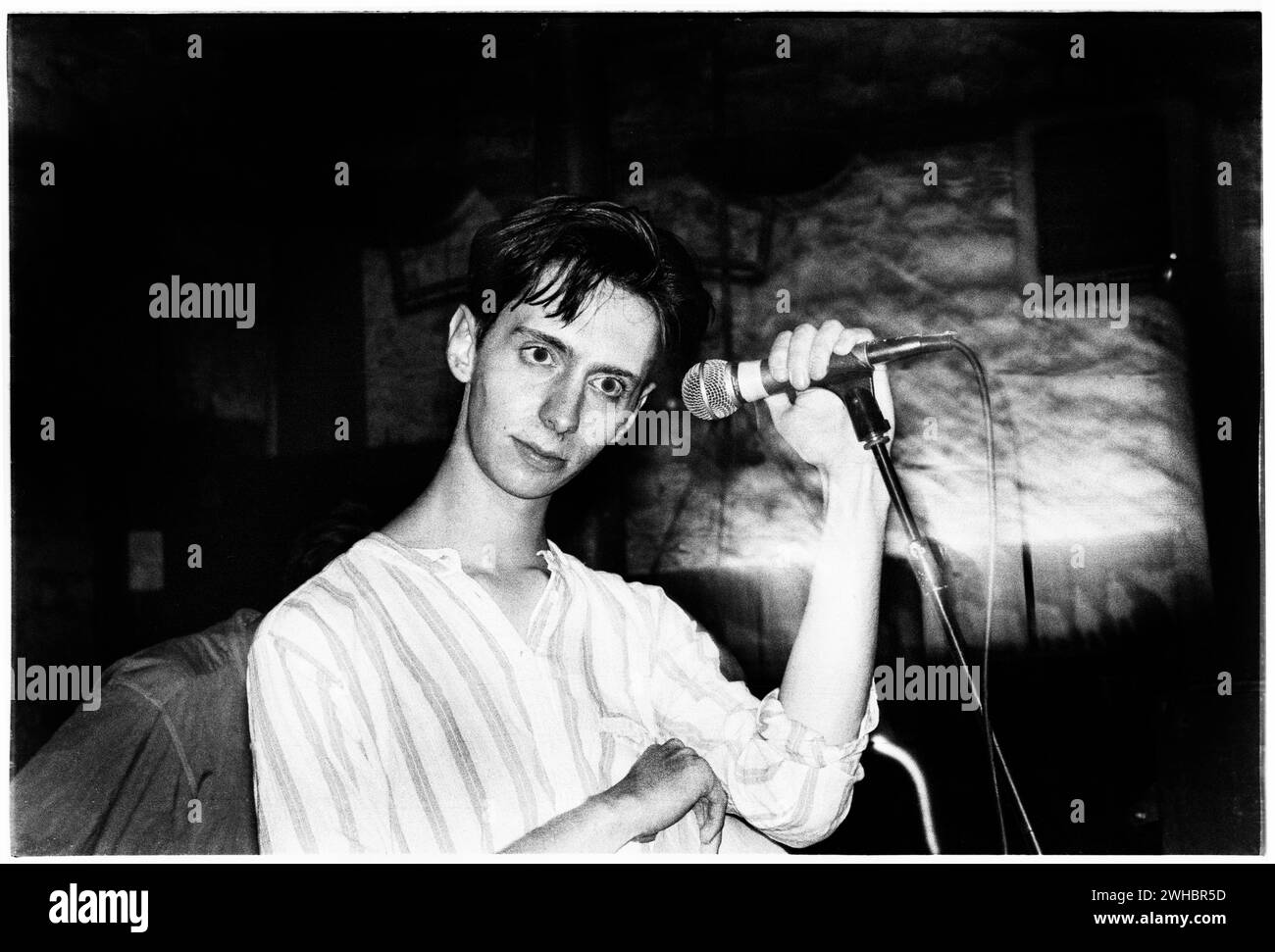 ORLANDO, ROMO BAND, 1993: Tim Chipping von Sarah Records Band Orlando spielte am 25. Juli 1993 einen sehr frühen Auftritt bei Bristol Fleece and Firkin in Bristol, England. Foto: Rob Watkins. INFO:Orlando, eine britische Indie-Pop-Band „romo“, die Mitte der 90er Jahre gegründet wurde, kreierte einen traumhaften und atmosphärischen Sound. Ihr Album „Passive Soul“ enthielt ätherische Melodien und introspektive Texte. Obwohl ihr kommerzieller Erfolg begrenzt war, hinterließ Orlando einen bleibenden Eindruck bei den Fans der Indie-Szene. Stockfoto