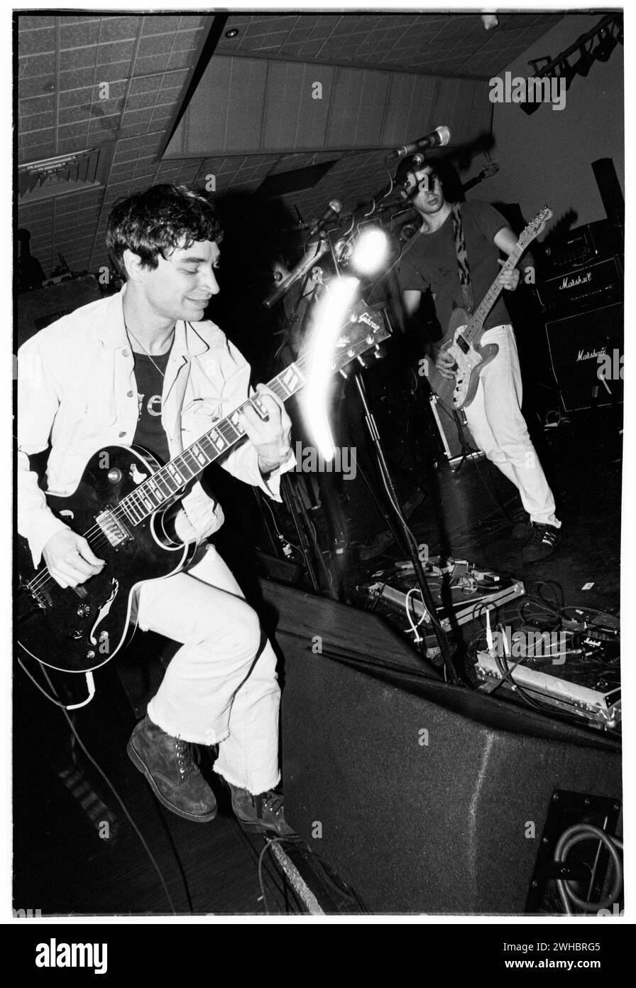 Die skurrile nordische Band DROP, DIE am 7. März 1994 an der Glamorgan University in Treforest, Wales, Großbritannien, spielte. Foto: Rob Watkins. Stockfoto