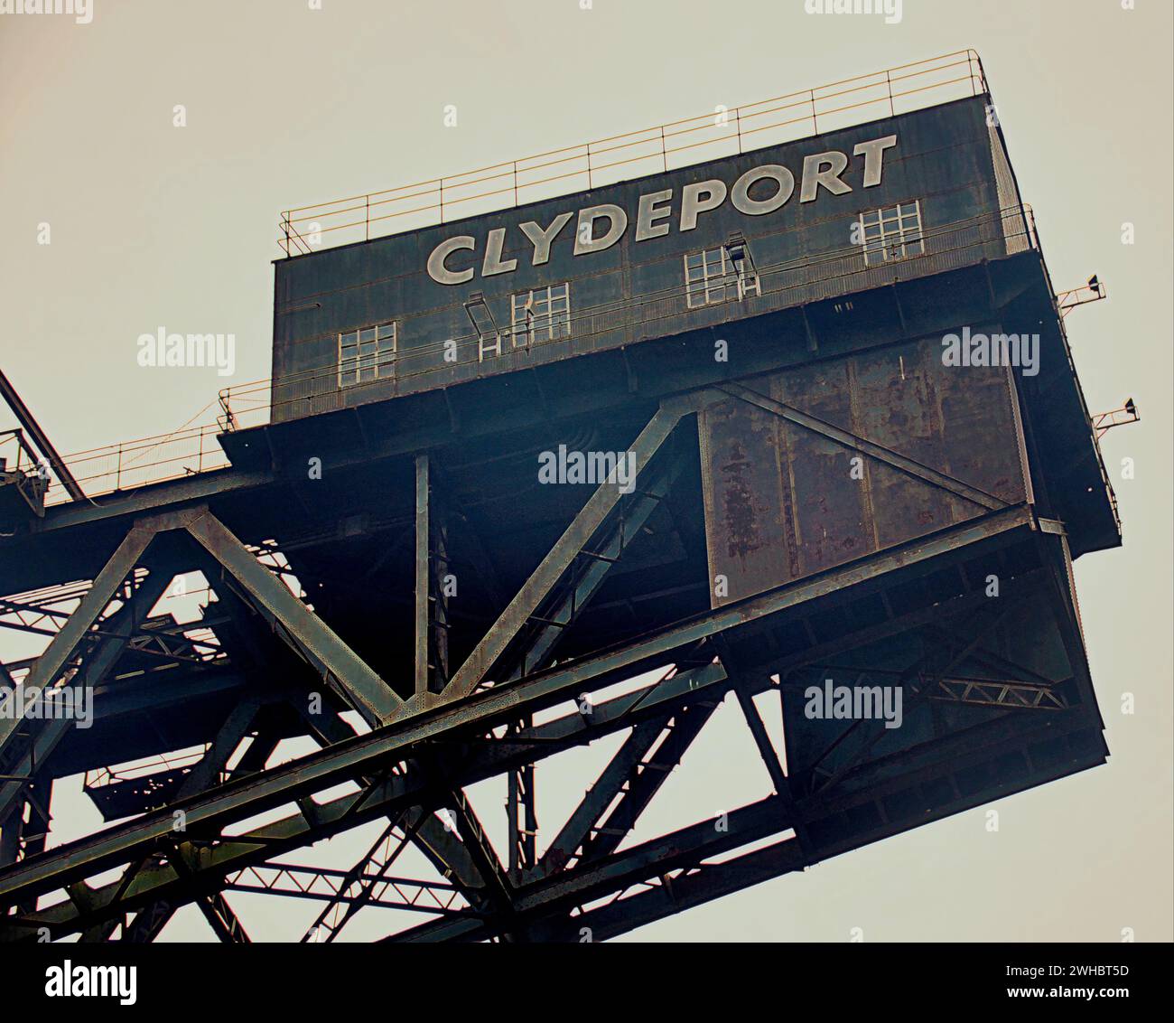 Glasgow, Schottland, Großbritannien. Februar 2024. Der Finnieston Crane ist ein riesiger Freischwinger Wolkenkran am Flussufer und tanzende Welle das längste Wandbild der Stadt feiert das Erbe des Flusses clyde und verläuft entlang des Ufers und veranschaulicht seine Sehenswürdigkeiten und Geschichte, wo der clyde titan Kran in Finneston nahe der bbc das Ufer dominiert. Credit Gerard Ferry/Alamy Live News Stockfoto