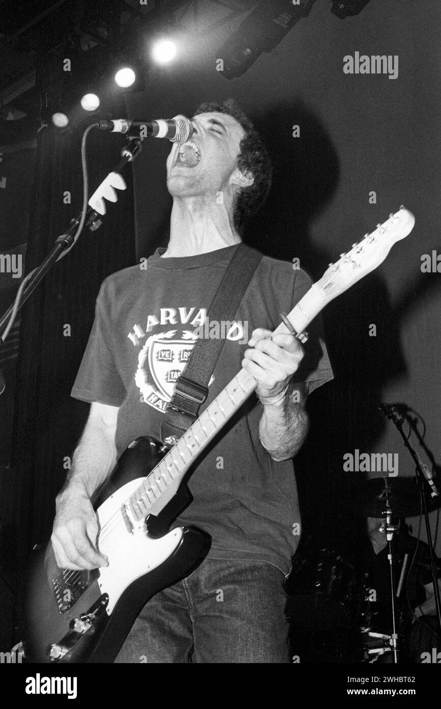 FRAN HEALY, TRAVIS, 1998: Ein junger Fran Healy der schottischen Band Travis im Newport Centre, Wales, Großbritannien am 26. März 1998. Foto: Rob Watkins. INFO: Travis, eine 1990 gegründete schottische Rockband, wurde Ende der 90er Jahre mit ihrem Album The man Who berühmt. Hits wie „Warum regnet es immer über mich?“ Sie präsentierten ihren melodischen und anthemischen Sound und festigten ihren Platz in der Britpop-Ära. Stockfoto