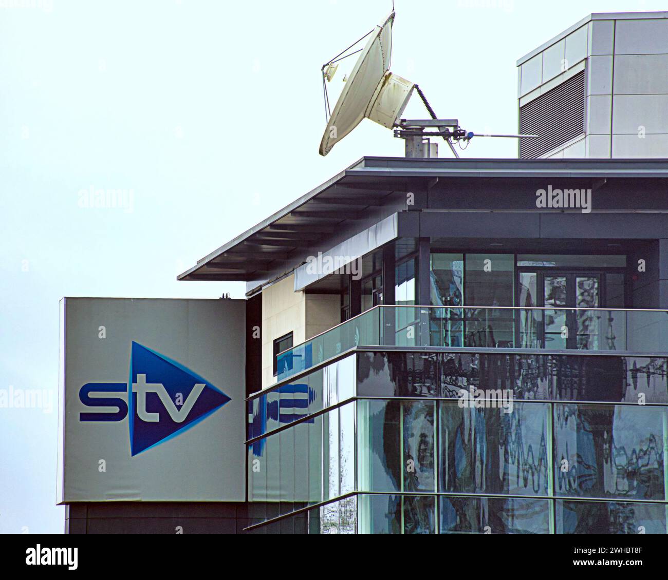 Glasgow, Schottland, Großbritannien. Februar 2024. Bewölktes Flussbett und tanzende Wellen das längste Wandgemälde der Stadt feiert das Erbe des Flusses clyde und verläuft entlang des Ufers und veranschaulicht die Sehenswürdigkeiten und die Geschichte, in denen sich der Hauptsitz von den bbc-Büros befindet. Credit Gerard Ferry/Alamy Live News Stockfoto