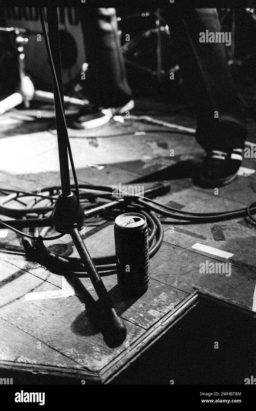 FRAN HEALY, TRAVIS, 1998: The Feet and Beer of a Young Fran Healy von der schottischen Band Travis am 26. März 1998 im Newport Centre in Wales. Foto: Rob Watkins. INFO: Travis, eine 1990 gegründete schottische Rockband, wurde Ende der 90er Jahre mit ihrem Album The man Who berühmt. Hits wie „Warum regnet es immer über mich?“ Sie präsentierten ihren melodischen und anthemischen Sound und festigten ihren Platz in der Britpop-Ära. Stockfoto