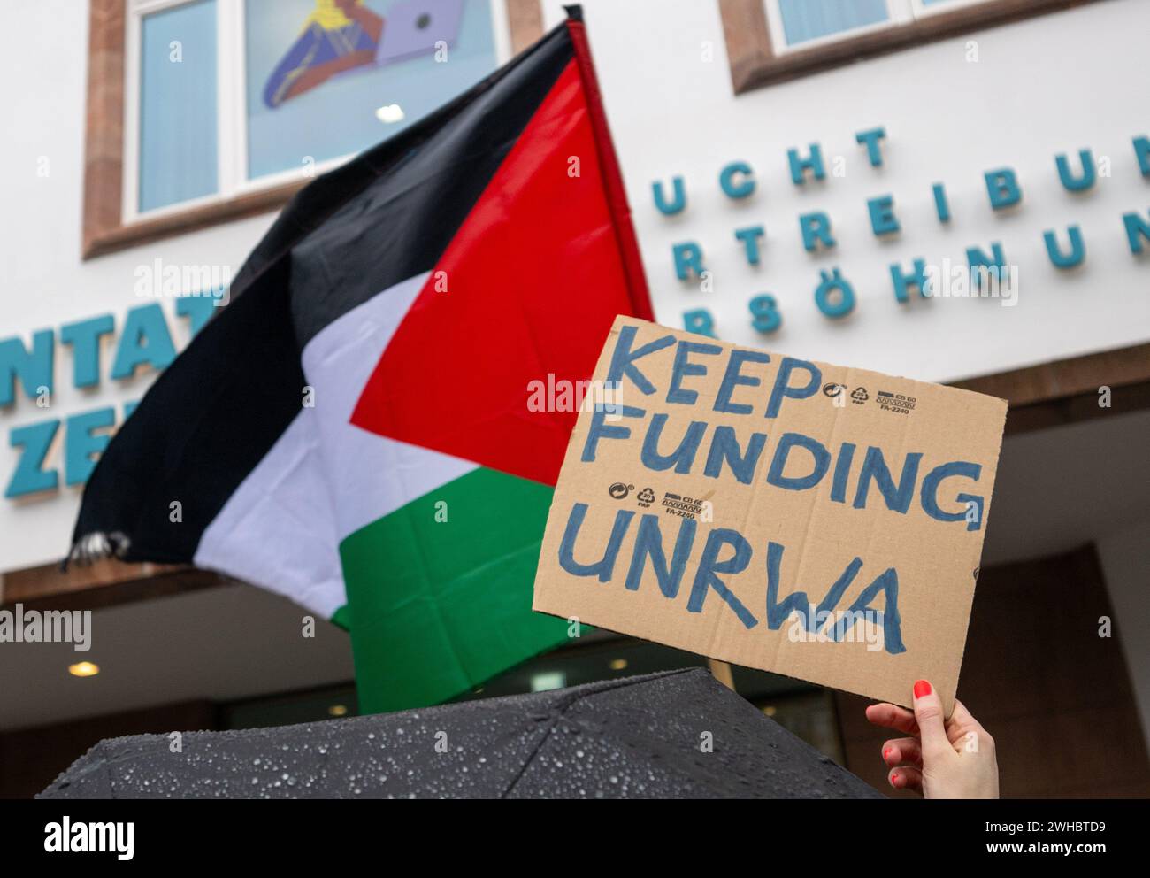 Berlin, Deutschland. Februar 2024. Eine Frau hält bei einer pro-palästinensischen Kundgebung im Bezirk Kreuzberg ein Schild mit der Aufschrift "weiterhin UNRWA finanzieren" hoch. Quelle: Monika Skolimowska/dpa/Alamy Live News Stockfoto